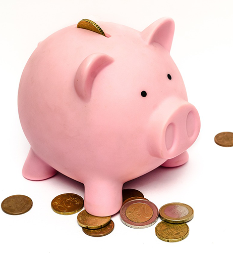 동전이 채워진 저금통 이미지