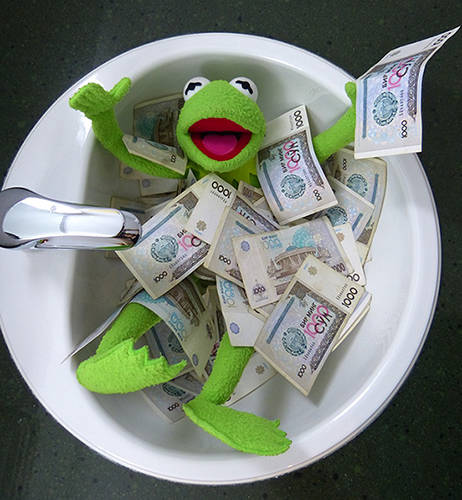 외환거래하는 커밋 인형 이미지